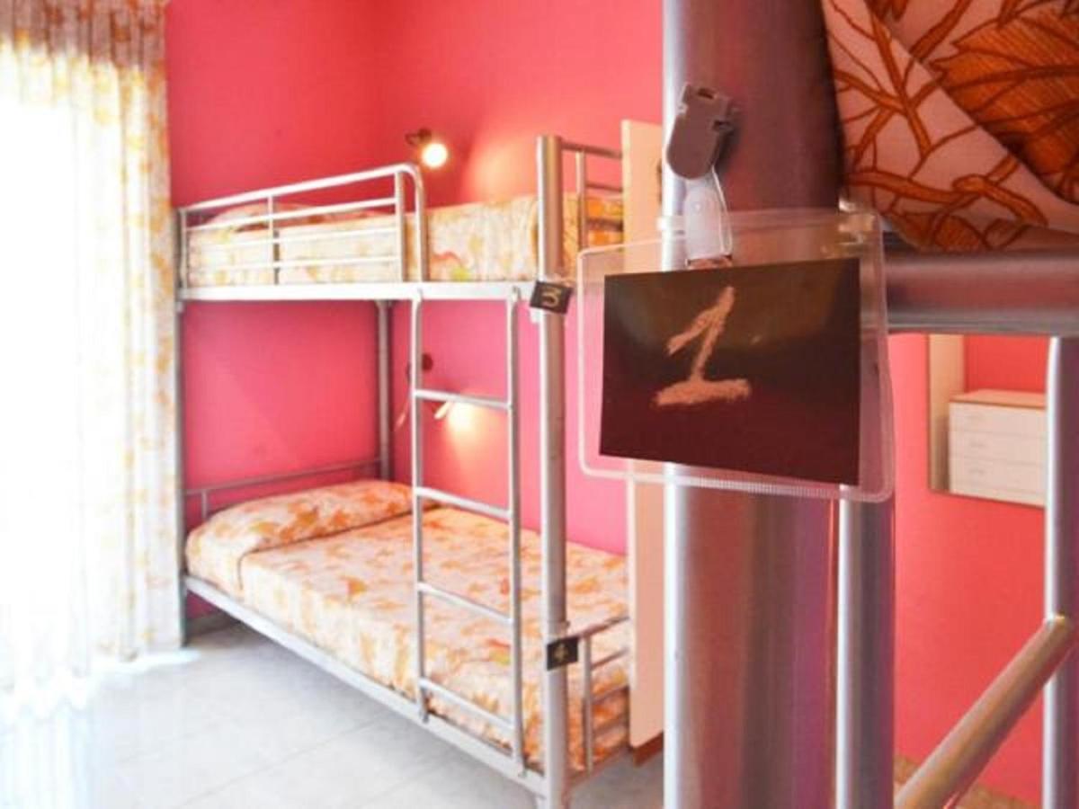 Gianni House Backpackers Hostel Джардини-Наксос Экстерьер фото